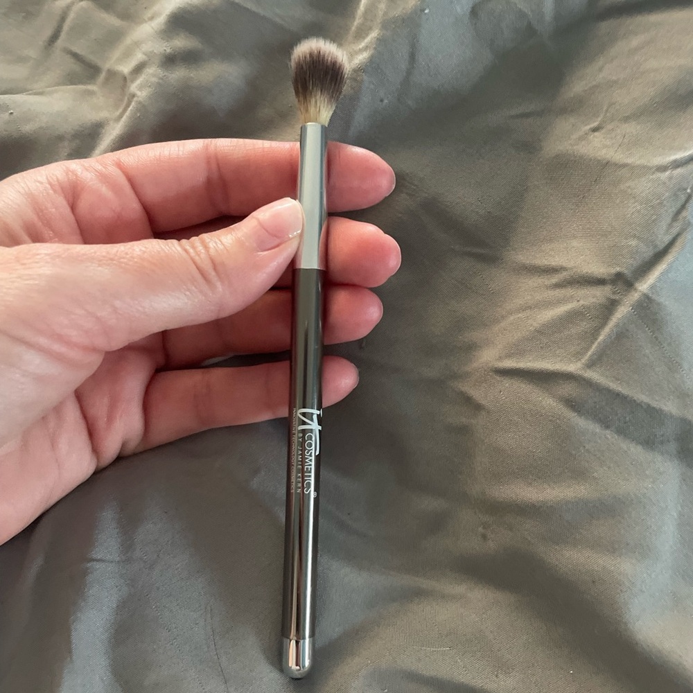 NWOT IT Cosmetics makeup Brush